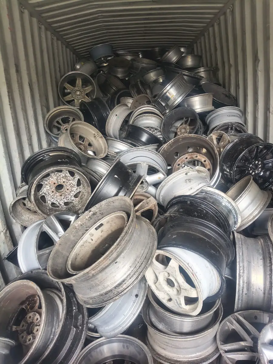 Aluminium wheels loaded loose in a shipping container